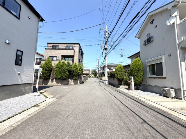 越谷市千間台西３０期リガーレ　新築戸建の前面道路含む現地写真|舗装がしっかり整った綺麗な前面道路。歩道もありお子様の登下校や散歩も安全です。