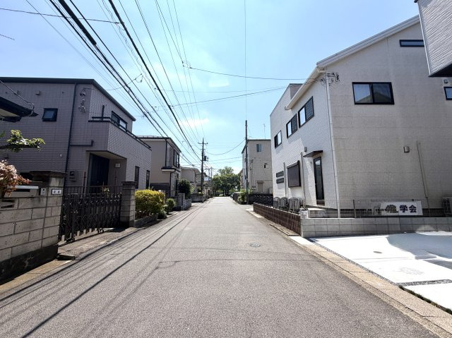 越谷市千間台西３０期リガーレ　新築戸建の前面道路含む現地写真|見通しが良く整備された前面道路。周辺は落ち着いた住宅街が広がっています。