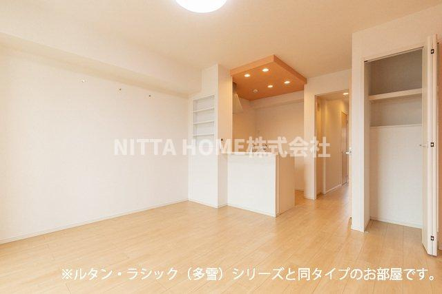 豊岡市塩津町のアパートの居間・リビング|【完成イメージ】カウンターキッチンを採用しています◇