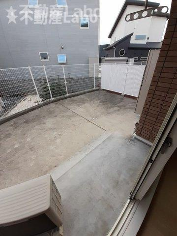 徳島市南沖洲３丁目のアパートのバルコニー