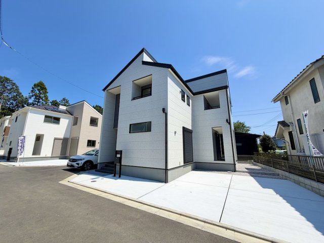 あきる野市高尾第2の外観|白の外壁のお洒落な新築分譲住宅の外観写真です。
明るい日差しの中で、洗練されたデザインが目を引きます。駐車場スペースもあり、快適な生活が想像できる物件です。
