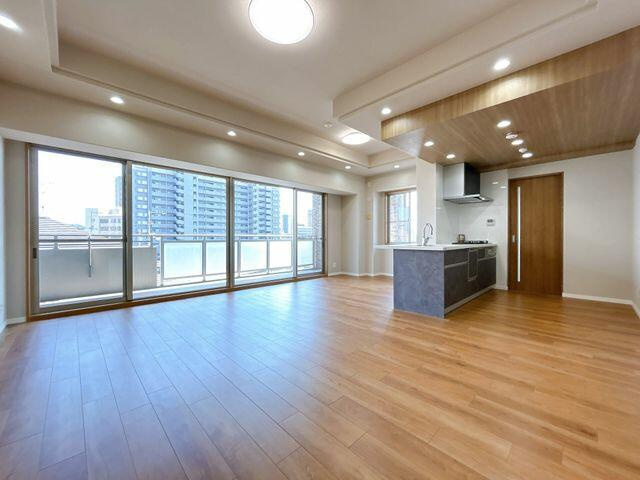 倉敷市幸町の中古マンションの居間・リビング|【内装リフォーム済み】リビン…