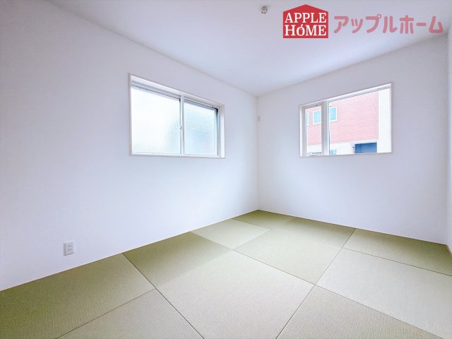 [新築住宅] 東松山市石橋 全31区画の和室|クローゼット付きの和室は、収納スペースが豊富で部屋全体がすっきりと片付きやすいのが特徴です。衣類や荷物を整理しやすく、生活感を抑えた洗練された空間を保てます。