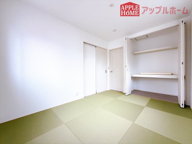 [新築住宅] 東松山市石橋 全31区画の和室|クローゼット付きの和室は、収納スペースが豊富で部屋全体がすっきりと片付きやすいのが特徴です。衣類や荷物を整理しやすく、生活感を抑えた洗練された空間を保てます。