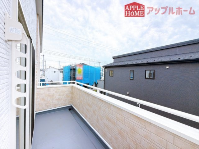 [新築住宅] 東松山市石橋 全31区画のバルコニー|家族分の洗濯物もしっかり干せます。日当たりも良く、毎日のお洗濯が楽しくなりそう♪お布団は手軽に干せていつもポカポカに☆