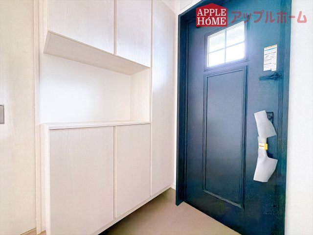 [新築住宅] 東松山市石橋 全31区画の玄関|上下棚にたっぷり靴を収納できます。「ただいま」と玄関を開けた瞬間から、奥に広がる空間を明るい室内を感じられますね♪