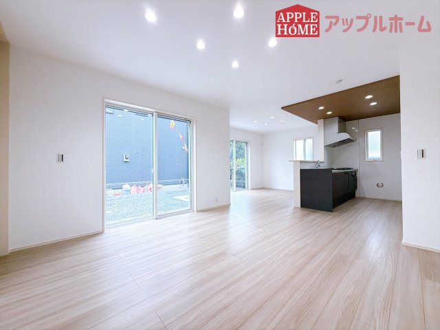 [新築住宅] 東松山市石橋 全31区画の居間・リビング|窓から差し込む光で家族を温かく包み込みます。明るいリビングで子育てする喜びを☆いつでも見学可能です！