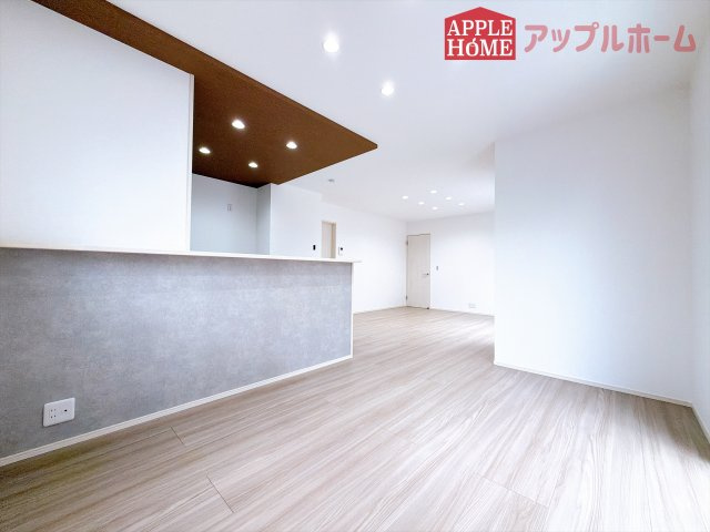 [新築住宅] 東松山市石橋 全31区画の居間・リビング|広々リビング×対面キッチンで家族の会話も弾みます♪家族団らんの秘訣は間取りにあり☆夢のマイホームを一緒に叶えましょう！