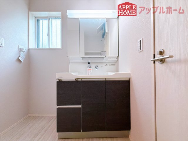 [新築住宅] 東松山市石橋 全31区画の独立洗面台|鏡の裏に歯ブラシや化粧水、整髪料など小物を隠して収納でき、生活感を出さずに綺麗な空間に保てます。また、左右の鏡を動かすことで横や後ろ向きの姿をチェックできるのも嬉しいポイントです♪