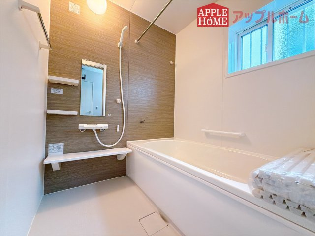 [新築住宅] 東松山市石橋 全31区画の浴室|窓付きのバスルームは、採光もあり明るく気持ちの良い空間です。窓があることで、換気環境も良好。掃除もスムーズに出来ます♪