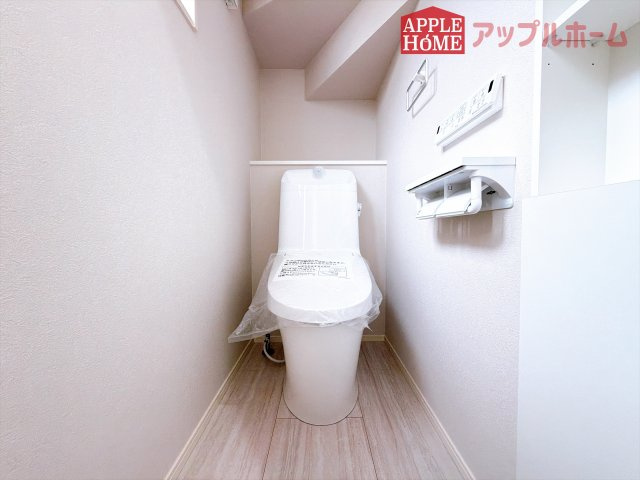 [新築住宅] 東松山市石橋 全31区画のトイレ|白を基調とした清潔感のある明るい空間。温水洗浄便座付きで、毎日快適・清潔に使用できます。操作しやすい壁面リモコンを採用しています。