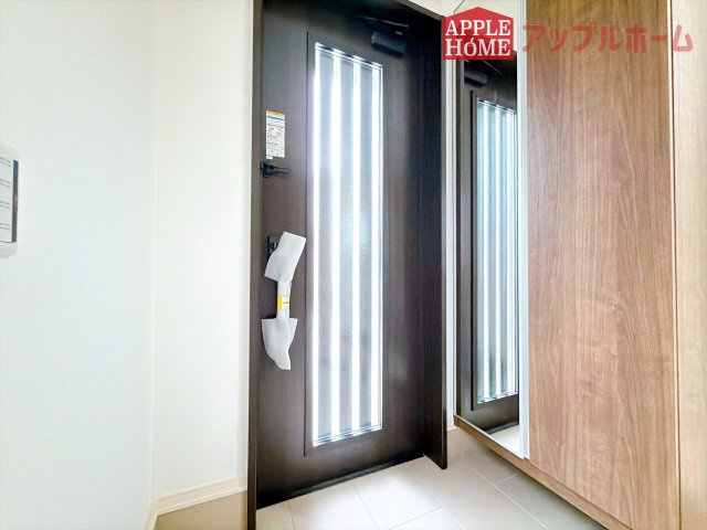 [新築住宅] 東松山市石橋 全31区画の玄関|ガラススリットの入った玄関ドアは室内に光を届けてくれる大事な存在です。