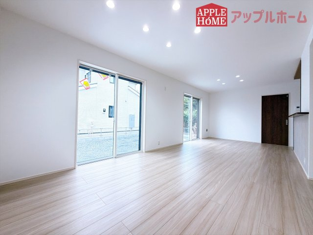 [新築住宅] 東松山市石橋 全31区画の居間・リビング|窓から差し込む光で家族を温かく包み込みます。明るいリビングで子育てする喜びを☆いつでも見学可能です！