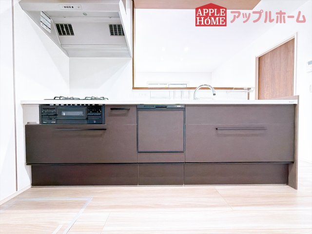 [新築住宅] 東松山市石橋 全31区画のキッチン|キッチンから部屋中が見守れるので、小さなお子様がいるご家庭でも安心です。シンプル×ナチュラルな温かい空間は、どんなスタイルの家具も合わせやすいお部屋です。
