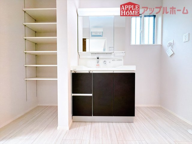 [新築住宅] 東松山市石橋 全31区画の独立洗面台|鏡の裏に歯ブラシや化粧水、整髪料など小物を隠して収納でき、生活感を出さずに綺麗な空間に保てます。また、左右の鏡を動かすことで横や後ろ向きの姿をチェックできるのも嬉しいポイントです♪