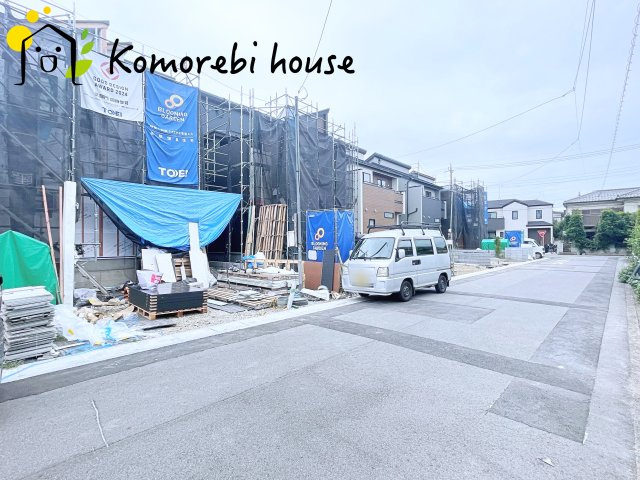 北足立郡伊奈町寿2丁目　新築一戸建て　ブルーミングガーデン　05の前面道路含む現地写真