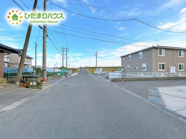 いわき市小名浜南富岡　中古戸建　の前面道路含む現地写真|カースペース広々！前面道路も幅があり車庫入れも安心です(^^)/