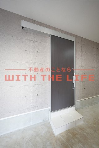 GarageHouse Pit-In Shirayama（ガレージハウスピットインシラヤマ）の玄関|落ち着いた玄関です