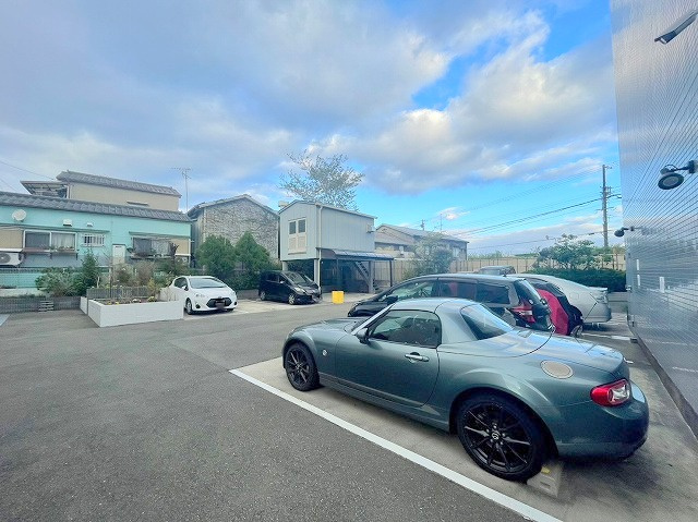 FIVETWOの駐車場