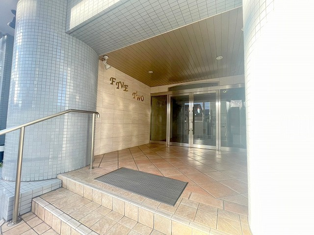 FIVETWOのエントランス
