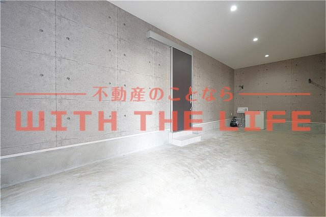 GarageHouse Pit-In Shirayama（ガレージハウスピットインシラヤマ）のエントランス|建物の内部です