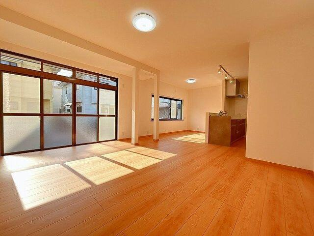 岡山市中区関の中古一戸建の居間・リビング|「ＬＤＫ」リビング側からのお…