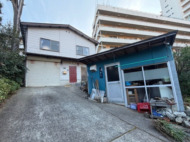 熱海市　泉　茅葺古民家の前面道路含む現地写真