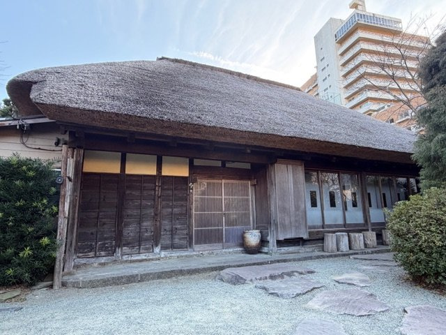 熱海市　泉　茅葺古民家の外観