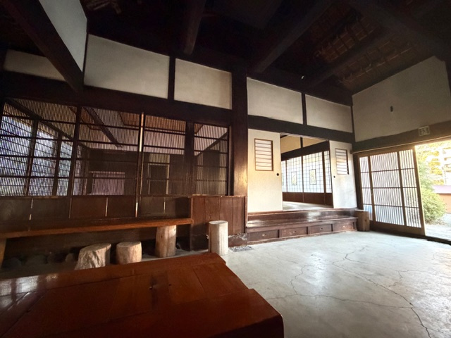 熱海市　泉　茅葺古民家の玄関|土間