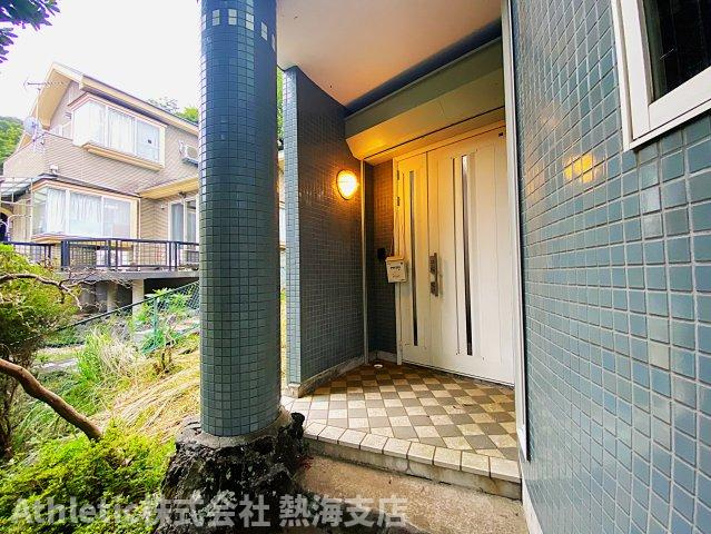 宇佐美みのりの村別荘地 戸建の玄関