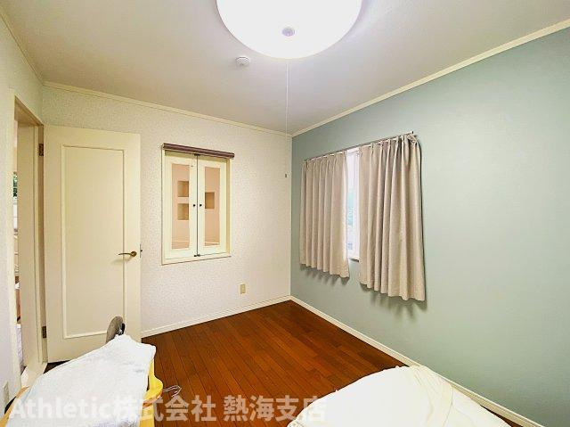 宇佐美みのりの村別荘地 戸建の洋室