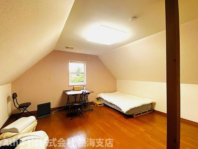 宇佐美みのりの村別荘地 戸建の洋室