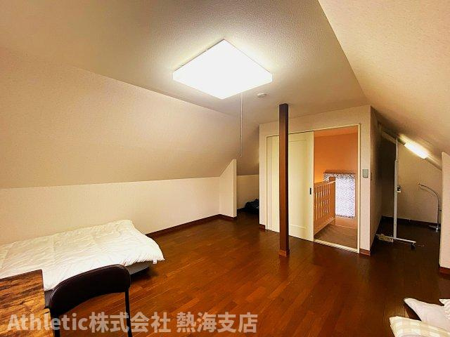 宇佐美みのりの村別荘地 戸建の洋室