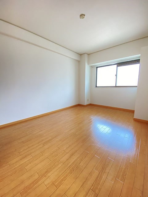 尼崎市東園田町２丁目の賃貸マンションの洋室
