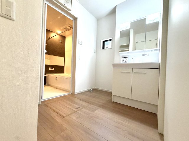 越谷市千間台西３１期　新築戸建の脱衣所|着替えや洗濯がスムーズに行える広さを確保した脱衣所。快適な動線が魅力です。