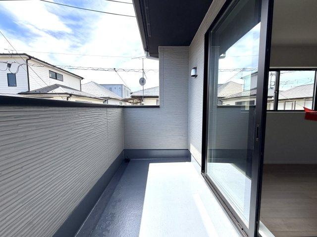 越谷市千間台西３１期　新築戸建のバルコニー|日当たりが良く洗濯物がよく乾くバルコニー。布団干しにも十分な広さがあります。