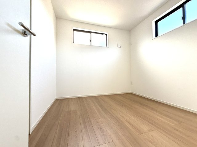 越谷市千間台西３１期　新築戸建の洋室|家具の配置がしやすいレイアウトの洋室。お好みのインテリアを楽しめる空間です。