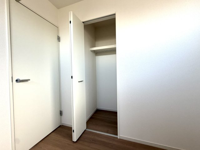 越谷市千間台西３１期　新築戸建の収納|ハンガーパイプと棚付きの使いやすい収納。丈の長い服もシワにならずしまえます。