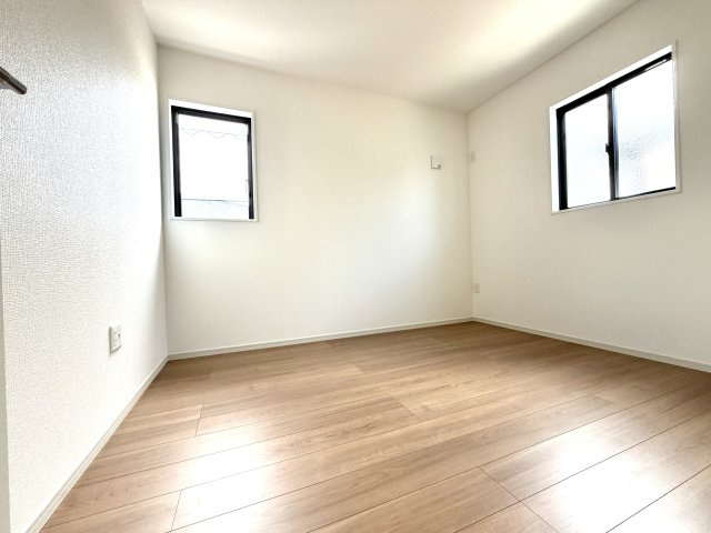越谷市千間台西３１期　新築戸建の洋室|シンプルで使いやすいデザインの洋室。窓からの風通しも良く爽やかに過ごせます。