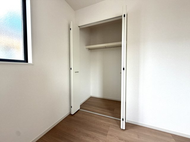 越谷市千間台西３１期　新築戸建の収納|ロングコートやドレスもシワにならず綺麗に掛けられる高さを確保した収納スペースを備えています。
