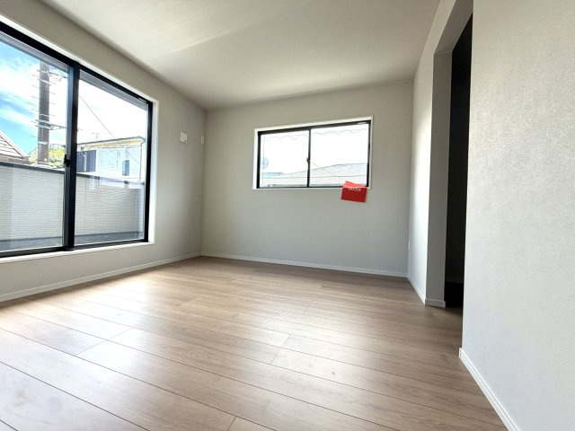 越谷市千間台西３１期　新築戸建の洋室|リビングから少し離れた静かな洋室。夜も周囲の音を気にせず、ゆっくりと休むことができる寝室です。