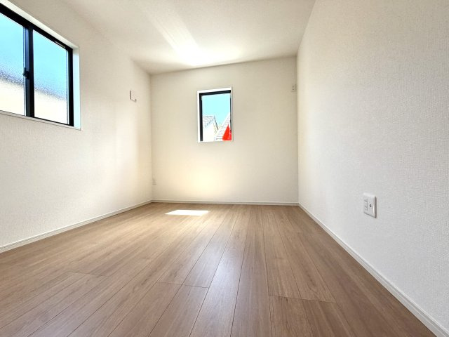 越谷市千間台西３１期　新築戸建の洋室|天井が高く開放感あふれる洋室スペース。実際の面積以上の広がりを感じられる気持ちの良いお部屋です。