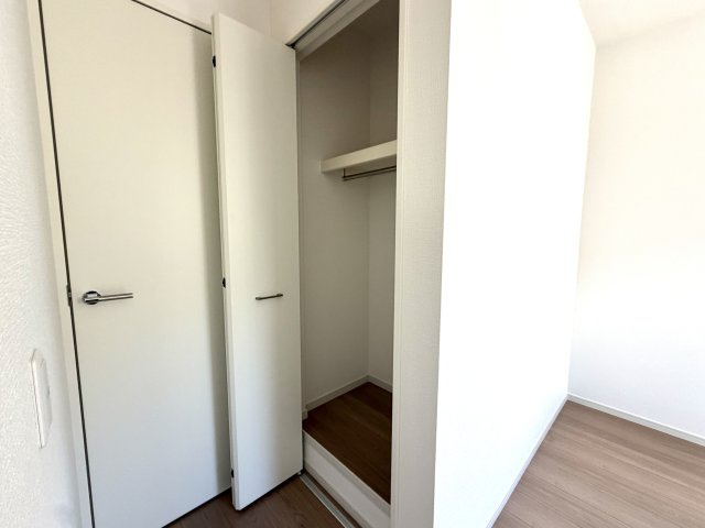 越谷市千間台西３１期　新築戸建の収納|中の荷物が一目で見渡せる使いやすいクローゼット。サッと取り出せるので朝の身支度も時短になります。