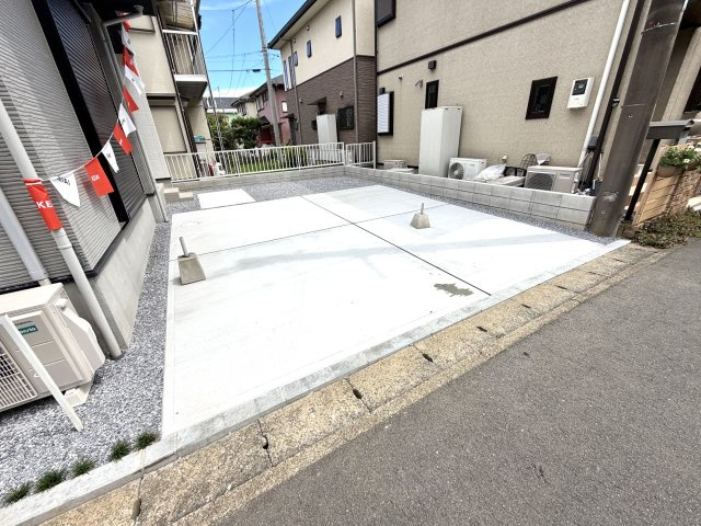 越谷市千間台西３１期　新築戸建の駐車場|大切な愛車を安全に停められる駐車スペース。防犯面でも配慮された配置です。