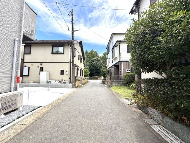 越谷市千間台西３１期　新築戸建の前面道路含む現地写真|車の出し入れがしやすいスペース。毎日の通勤や買い物での運転も安心です。