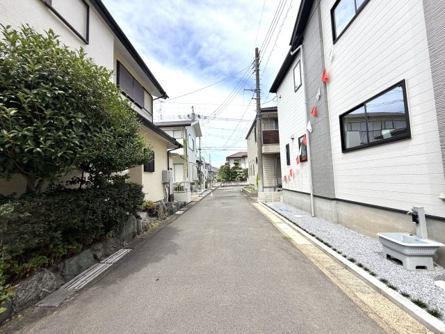越谷市千間台西３１期　新築戸建の前面道路含む現地写真|舗装がしっかり整った綺麗な前面道路。歩道もありお子様の登下校や散歩も安全です。
