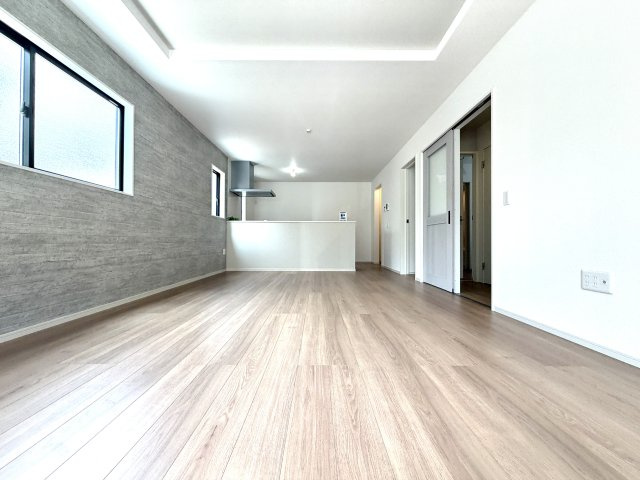 越谷市千間台西３１期　新築戸建の居間・リビング|開放感あふれる心地よいリビング空間。家族との会話が自然と弾む住まいの中心です。