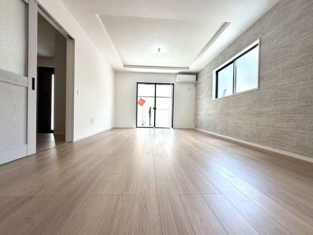 越谷市千間台西３１期　新築戸建の居間・リビング|落ち着いた雰囲気の居心地の良いリビング。大きな窓から明るい光が広がる空間です。