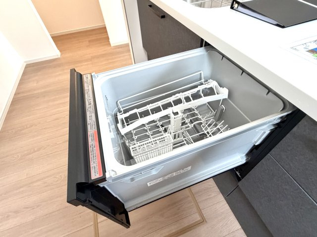 越谷市千間台西３１期　新築戸建のキッチン|食洗器完備で家事効率もアップ。共働きのご家庭にも嬉しい設備が整っています。