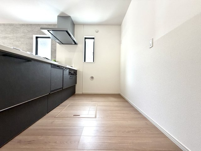 越谷市千間台西３１期　新築戸建のキッチン|背面にゆとりがあり家電も置きやすいキッチンスペース。ゴミ箱や買い置きの保管にも困らない広さです。